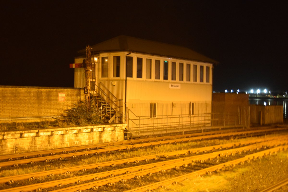 SteelCityDog_'s tweet image. #SignalBoxSunday/#SemaphoreSunday 

Once upon a time, this was a reasonably busy signal box controlling a major port termini... Now? It&apos;s all gone...  

The signalbox at Stranraer (Harbour) and Semaphore SH 29, 26/08/24. Guess I can enjoy it it&apos;s former glory digitally...
