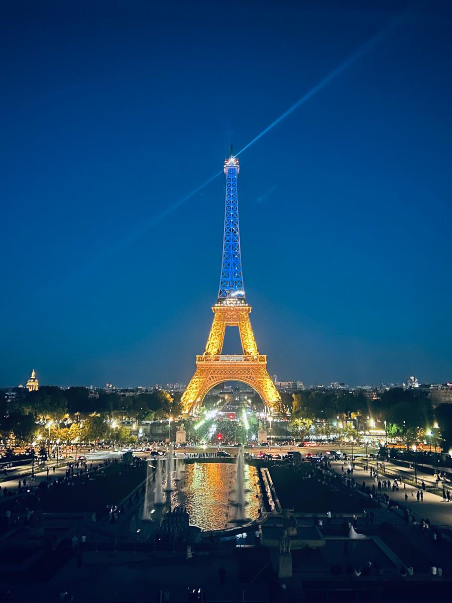 Ce soir, la Tour Eiffel s’est parée de jaune et de bleu pour la Journée de l’Indépendance de l’Ukraine. 🌟🇺🇦
Un immense merci à Paris et à la France : votre solidarité réchauffe les cœurs et donne de la force à celles et ceux qui défendent l’Ukraine. 💙💛

#StandWithUkraine 🇺🇦🇫🇷