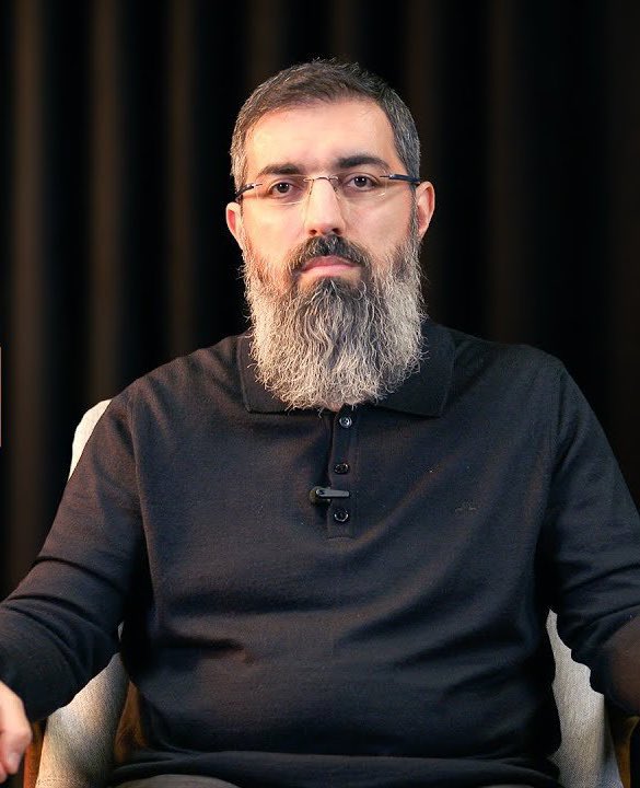 Uydurma menkıbeler anlatsaydı onu severlerdi. Ama o Kur’an ve sünnetin yolunu seçti. 
Razıyız, Allah’da ondan razı olsun..