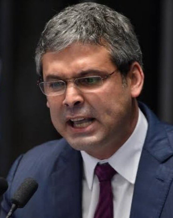 lavemowill's tweet photo. Eu tive a ideia demoníaca de ir até a residência do Bolsonaro, gravar um vídeo chamando a atenção de milhões de pessoas para ela e no outro dia a casa da família dele é assaltada.

O que eu sou? https://t.co/dlT5cRHiNP