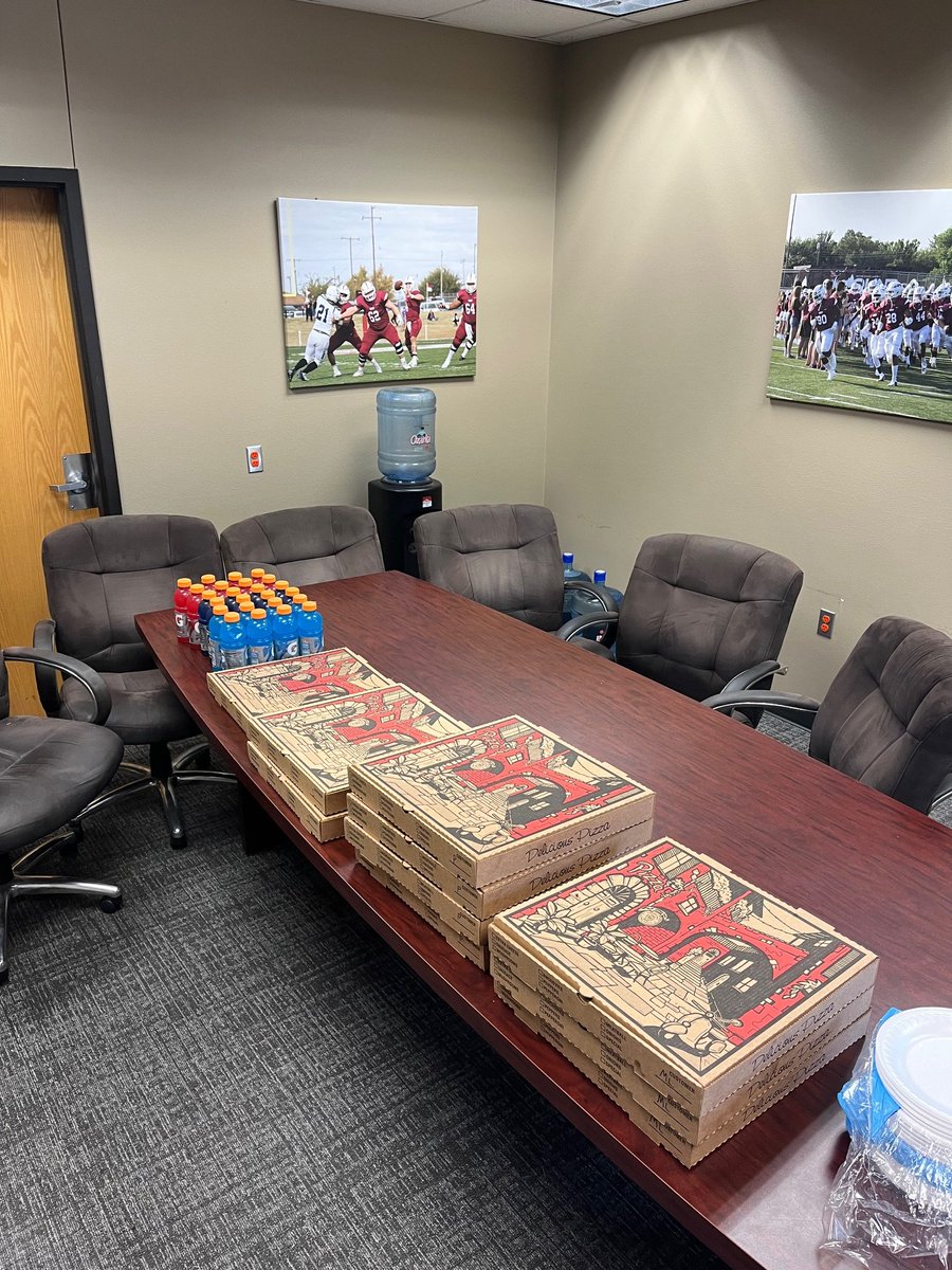 Got to spend some quality meal time with some of the Running Backs today! Faith, Family, and Football. Love these guys! <a href="/SNUFootball/">SNU Football</a>