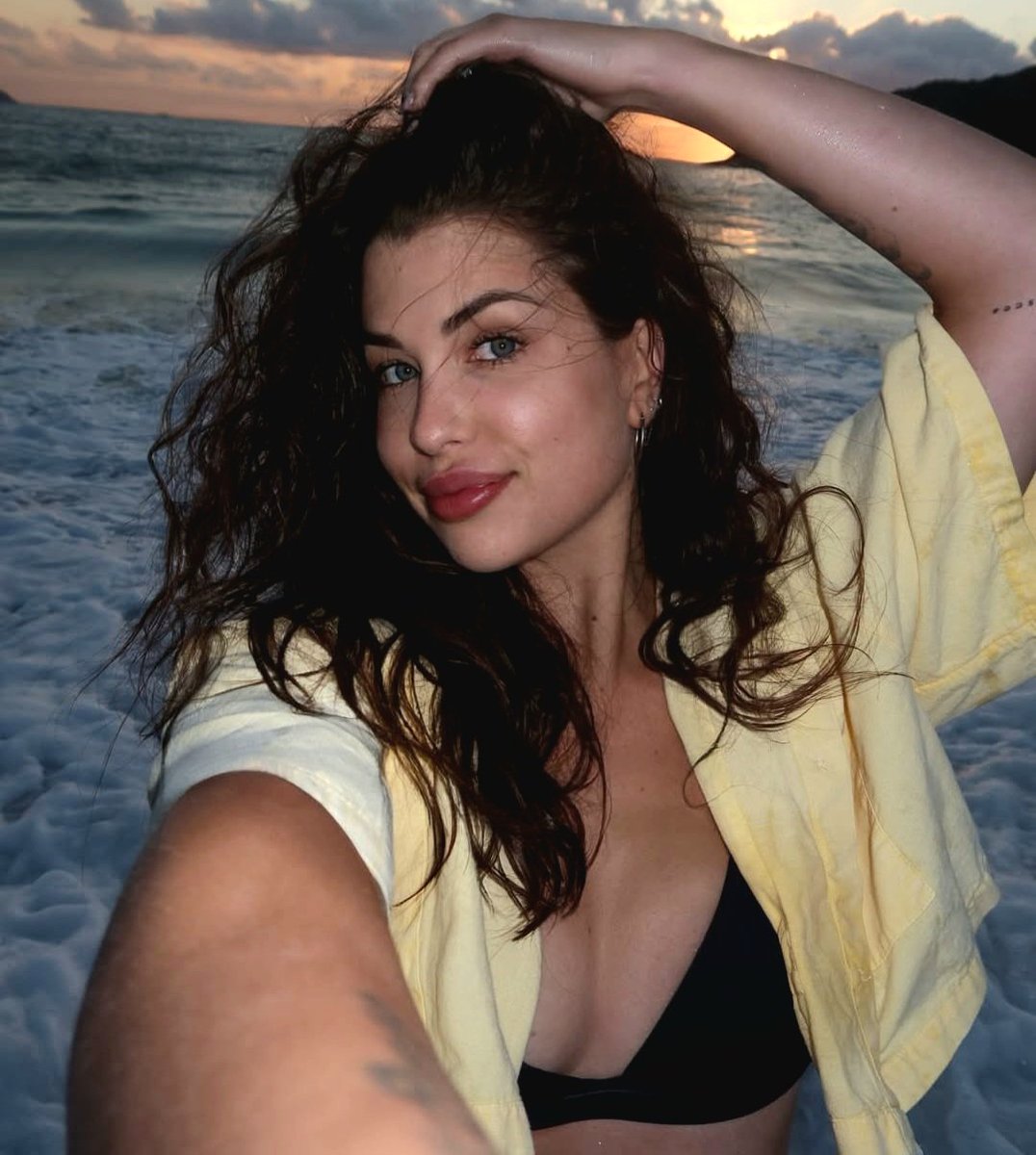 CelebritesFan's tweet image. La célèbre #EnjoyPhoenix enflamme la toile en exposant son atout des plus majeurs durant ses vacances #Influenceuse 🍑💦🔥