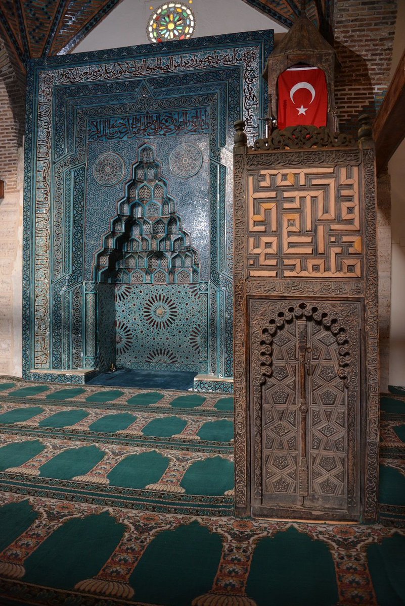 Bu yolda istikbal için mürşidinin aile ve evlatlarından birini veya birkaçını kendine mürşid belirleyen kişi sadakatten bahsedemez ve sülukun kokusunu bile alamaz. 

Mürşidin aile efradı/evlatları sevilir ve sevilmesi elzemdir. Hatta bu sevgi mürşidin hakkıdır da. Ama hâli