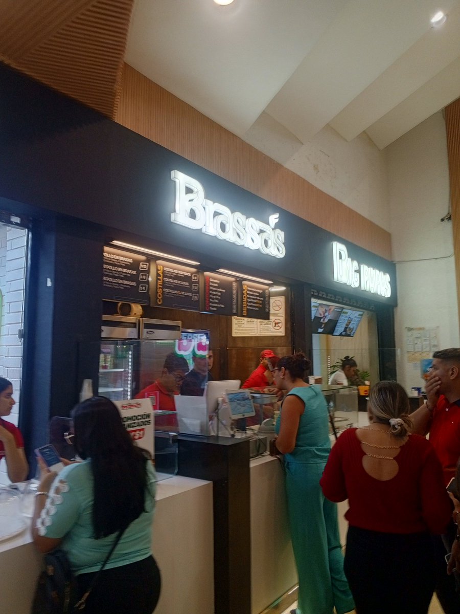 Dios mío vengan a las trinitarias todos los hombres comibles dentro de ese restaurante @brasas