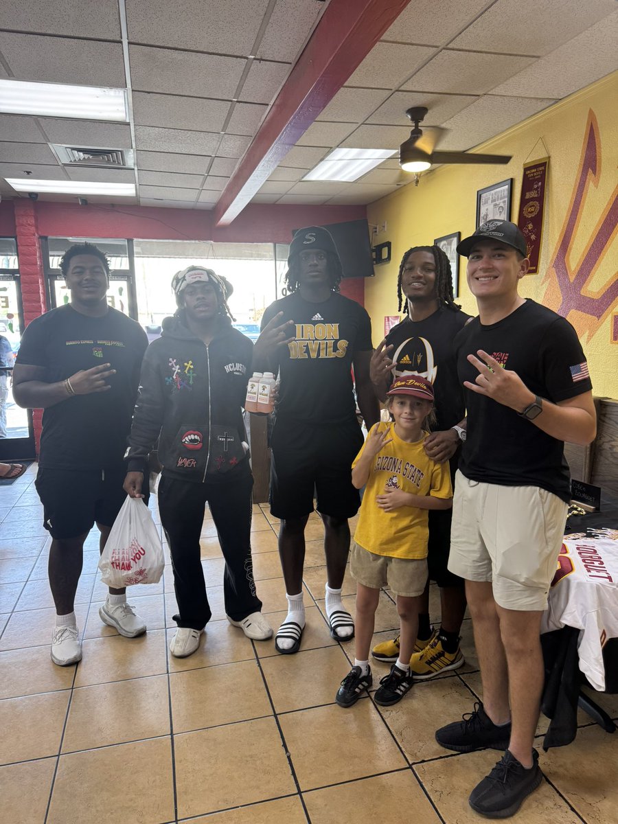 Amazing turnout💯Thanks to everyone who came thru and BIG love to the players👊🏽 <a href="/KennyDillingham/">Coach Dillingham</a> <a href="/GrahamRossini/">Graham Rossini</a> just get it, we all gotta support the people who support us🤷🏽‍♂️The season will be special, fr fr homies🏈🏈🏈🏈🏈 #devilssupportdevils