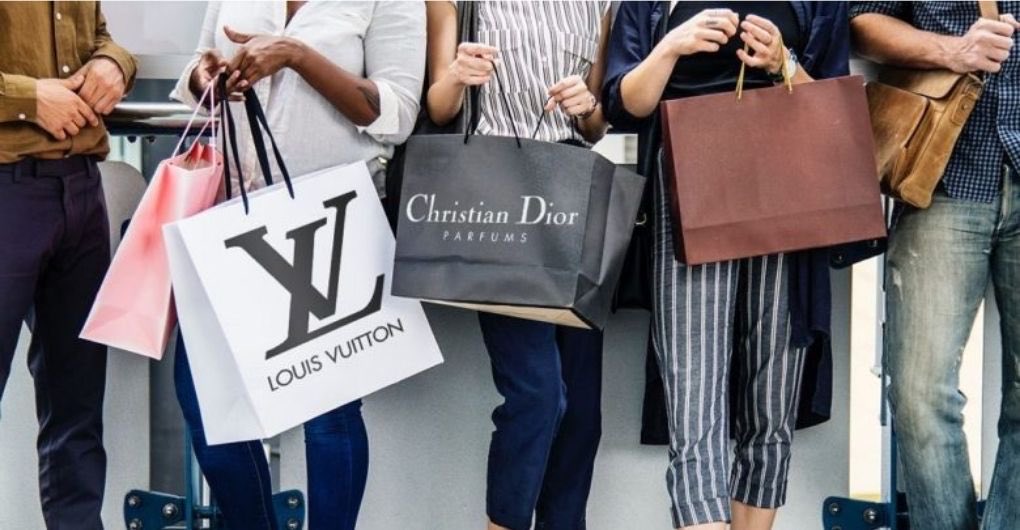 🌎👠 Plus de 70 % des achats de produits de luxe dans le monde sont réalisés par les classes populaires et moyennes. (BCG–Altagamma)