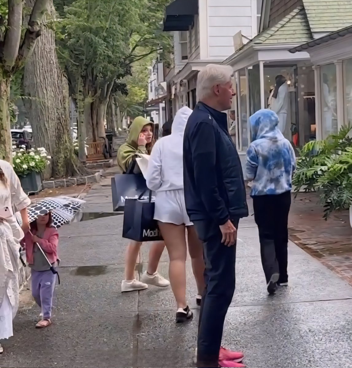 Whats with the pink shoes <a href="/BillClinton/">Bill Clinton</a> Fantasizing at little girls clothes again? 🙃