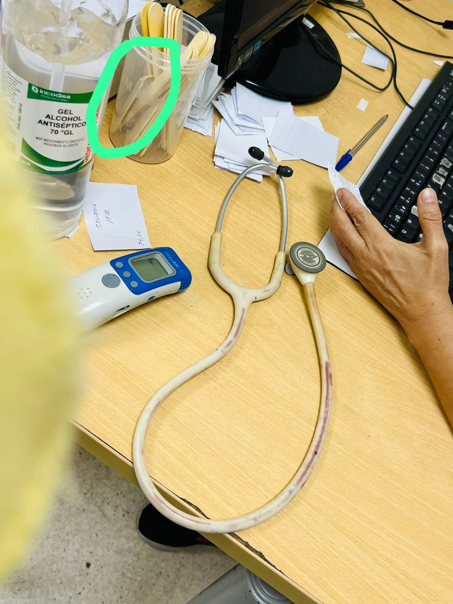 Sin guantes y cortando los baja lengua a la mitad para que alcancen, así atienden en el Hospital Francisco de Icaza Bustamante en Guayaquil. Qué pasó con el abastecimiento de insumos que son VITALES para evitar la propagación de enfermedades y la protección que ameritan los
