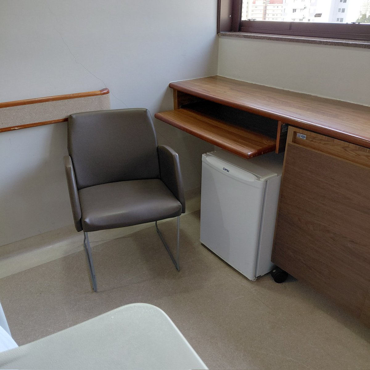 Eu não preciso de uma geladeira no quarto de hospital, preciso de uma mesa e uma tomada pra meu notebook.
Como Dev vai passar o tempo na internação?!
<a href="/veracruz_cps/">Vera Cruz Hospital</a> faltam tomadas aqui.
O resto tá perfeito, a vista, o atendimento e o quarto estão otimos