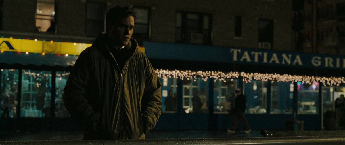 JackOCine's tweet photo. Le cœur ou la raison : James Gray embrasse ce dilemme existentiel de toute sa caméra dans le magnifique #TwoLovers. Dans les pompes d'un homme indécis, emporté par le trouble des sentiments, Joaquin Phoenix livre une interprétation sensible, parmi les plus belles de sa carrière. https://t.co/F1sfkGtArU