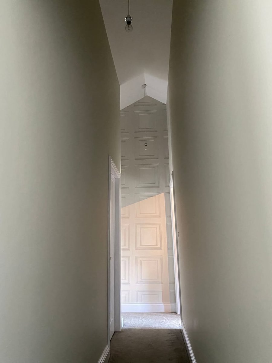 DecoratorsU's tweet image. Bit tight....

#decorator #hallway