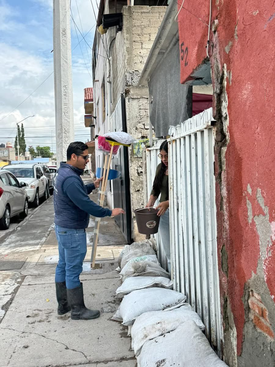 Regresar a la normalidad es tarea de todos, #contigo seguimos apoyando con kits de limpieza a los ciudadanos de La Obrera que se vieron afectados por las lluvias.

El <a href="/IFEQ15/">IFEQ</a> y e #gobiernoestatal están #contigo.