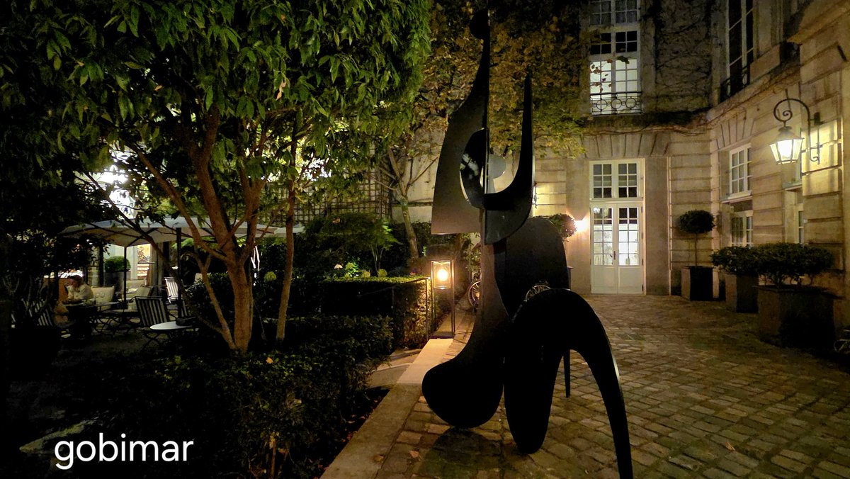 Bigot44408011's tweet photo. Quand je passe #PlacedesVosges 
J'aime 📷 l'hôtel Le Palais de La Reine 5 🌟 
Il me fait rêver ❤️❤️
Doux rêves ❤️❤️
À demain 💋💋 https://t.co/8CecdnUeKV