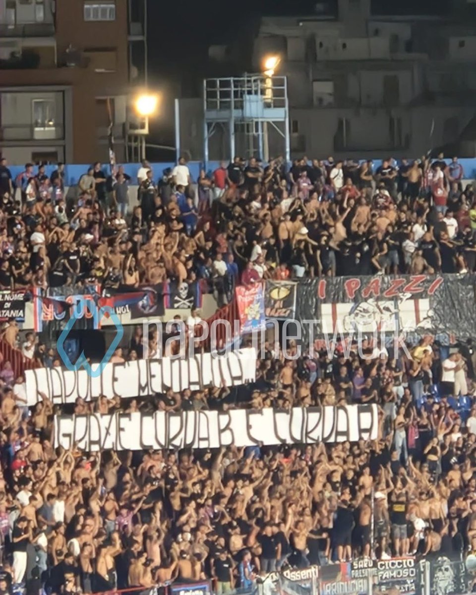 🔵 | La curva del #Catania omaggia il tifo organizzato del #Napoli durante la gara contro il Foggia