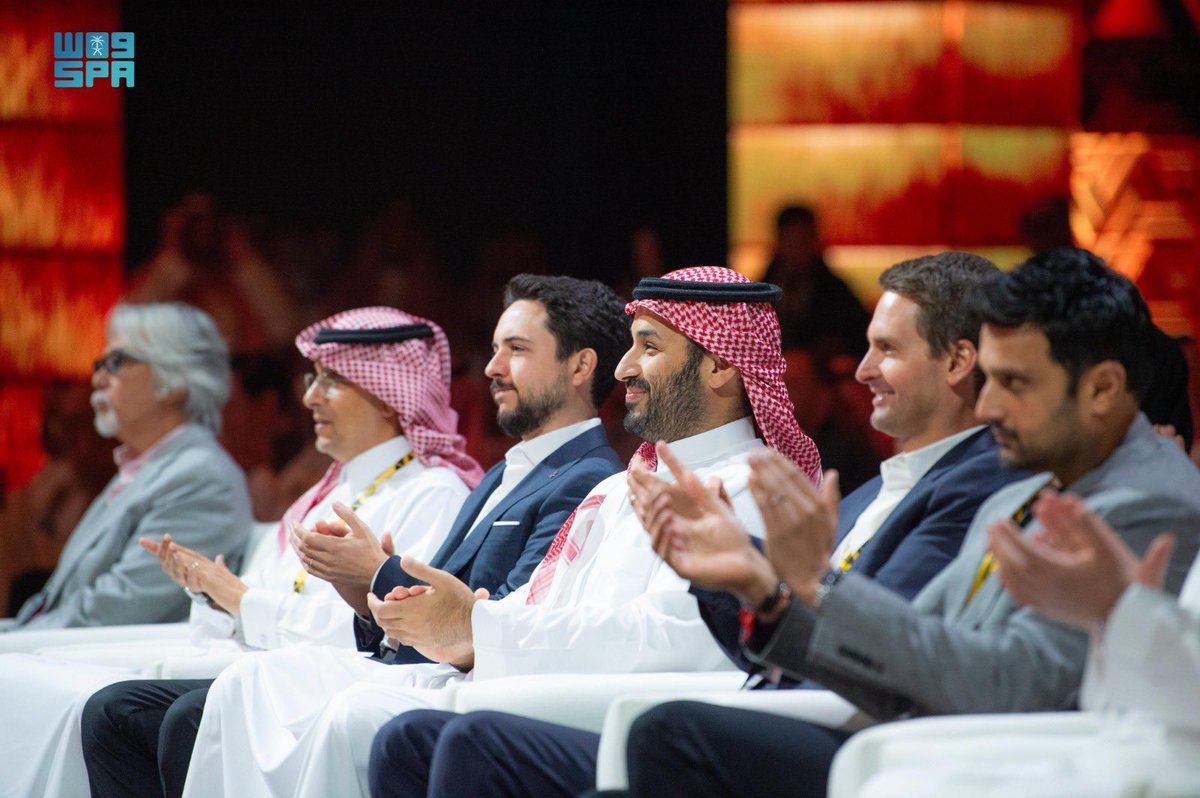 HRHMBNSALMAAN's tweet photo. شرف صاحب السمو الملكي الأمير محمد بن سلمان بن عبد العزيز آل سعود، ولي العهد رئيس مجلس الوزراء -حفظه الله- مساء اليوم، الحفل الختامي لبطولة كأس العالم للرياضات الإلكترونية لعام 2025م في مدينة الرياض، وتوج سمو ولي العهد -حفظه الله- "فريق فالكونز" الفائز بكأس العالم للرياضات الإلكترونية.
 وتصدر النادي المتوج ترتيب البطولة برصيد 5200 نقطة، ليحصد بذلك الجائزة الكبرى البالغة 7 ملايين دولار من إجمالي جوائز البطولة التي تخطت 70 مليون دولار كأكبر مجموع ��وائز في تاريخ قطاع الرياضات الإلكترونية عالميًا، حيث وزعت على الفرق واللاعبين الفائزين بالبطول��ت المختلفة، والمشاركين فيها وفق ترتيبهم بالبطولة.
 ويأتي تشريف سمو ولي العهد -حفظه الله- للبطولة امتدادًا لدعمه الكبير والمستمر لقطاع الألعاب والرياضات الإلكترونية، من خلال حزمة متكاملة من التشريعات والأنظمة تقودها الإستراتيجية الوطنية للألعاب والرياضات الإلكترونية التي أطلقها سموه عام 2022م بهدف بناء قطاع تنافسي عالمي مستدام، وتحقيق مستهدفات رؤية المملكة 2030، حيث تعد هذه الإستراتيجية ركيزة أساسية لتوفير 39 ألف وظيفة، والمساهمة بما يصل إلى 50 مليار ريال في الناتج المحلي الإجمالي بحلول عام 2030، إضافة إلى دعم تأسيس الشركات الناشئة واستقطاب الاستثمارات العالمية في مجال الألعاب والرياضات الإلكترونية.
 من جانبه أشاد الرئيس التنفيذي لمؤسسة كأس العالم للرياضات الإلكترونية رالف رايشرت، بدعم سمو ولي العهد -حفظه الله- لهذه البطولة، مؤكدًا أن المملكة تمكنت من بناء تجربة عالمية فريدة من نوعها، جمعت بين تنوع الألعاب وقوة المنافسات وجاذبية التجارب الترفيهية، إضافة إلى حضور جماهيري عالمي، ومتابعة واسعة عبر المنصات الإلكترونية.
 وشهدت البطولة التي استمرت 7 أسابيع مشاركة واسعة من أندية ولاعبين يمثلون مختلف دول العالم، وحضور جماهيري وإعلامي غير مسبوق، شارك خلالها 2000 لاعب محترف، تنافسوا ضمن 200 ناد من 100 دولة في 25 بطولة تمثل أشهر الألعاب الإلكترونية على مستوى العالم، مما منح الحدث طابعًا عالميًا فريدًا، وحقق أرقامًا قياسية على مختلف الأصعدة، من حيث عدد البطولات وقيمة الجوائز والتفاعل الجماهيري.
 وانطلقت بطولة كأس العالم للرياضات الإلكترونية بفكرة سعودية، أعلن عن��ا سمو ولي العهد -حفظه الله- في عام 2023، لتستضيف الرياض نسختها الأولى عام 2024 محققة نجاحًا عالميًا لافتًا؛ مما مهد الطريق لتنظيم النسخة الثانية في 2025 بمستوى تنظيمي وتقني غير مسبوق.
 وعززت المملكة من خلال استضافة هذا الحدث الاستثنائي موقعها المتقدم عالميًا في مجال الألعاب والرياضات الإلكترونية، حيث قدمت تجربة نوعية تمزج بين المنافس�� والابتكار، وأسهمت في رفع مؤشرات الأداء، إذ سجلت البطولة نموًا لافتًا في مبيعات التذاكر بنسبة 53%، وارتفاعًا في متوسط الطلب على المحتوى بنسبة 40%، مع زيادة المبيعات الدولية بنسبة 64%، إلى جانب بث المنافسات عبر 35 لغة إلى أكثر من 100 دولة، ضمن إنتاج إعلامي عالمي عكس حجم التنظيم ومستوى الحضور.
 واحتضنت منطقة "بوليفارد رياض سيتي" على مدار أيام البطولة، أكثر من 3 ملايين زائر، فيما تابع المنافسات عبر المنصات الرقمية أكثر من 750 مليون مشاهد حول العالم، بمعدل مشاهدة إجمالي تجاوز 350 مليون ساعة. كما شهدت الفعاليات المصاحبة تنظيم أكثر من 1500 فعالية مجتمعية وثقافية وترفيهية، أثرت التجربة وأضفت على الحدث طابعًا إنسانيًا وتفاعليًا.
 ومع ختام بطولة كأس العالم للرياضات الإلكترونية لعام 2025م، تواصل الرياض ترسيخ موقعها كعاصمة عالمية للرياضات الإلكترونية، بإضافة إنجاز جديد إلى سجل المملكة الحافل بالنجاحات العالمية، مما يعزز مستهدفات تطوير قطاعي الرياضة والترفيه، ويدفع بعجلة التحول الرقمي إلى آفاق أوسع.