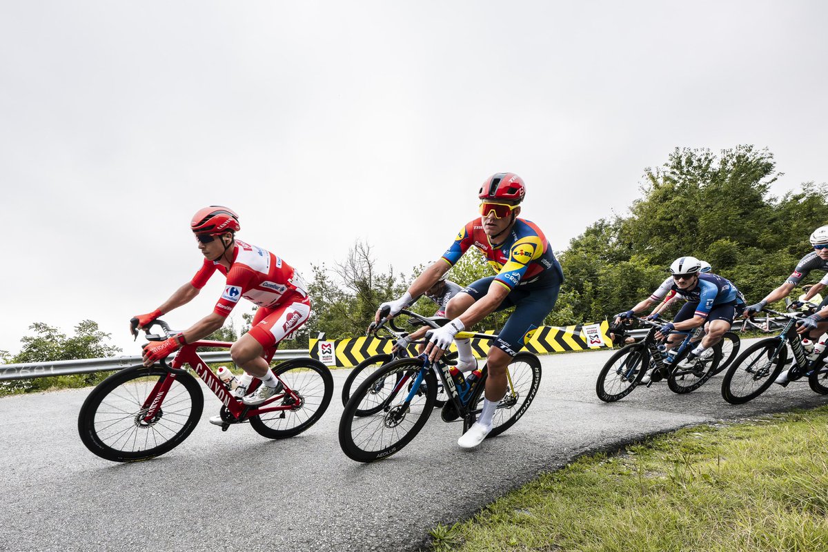 lavuelta's tweet photo. 😍¡Aquí tenéis las mejores fotos de la etapa 2!

📲 Más fotos / More photos on https://t.co/rCn67bhPvE

#LaVuelta25 - 📸 @cxcling https://t.co/qk9setvhO6