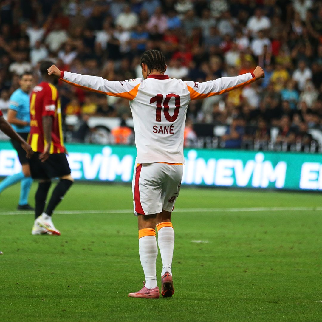 Galatasaray formasıyla ilk gol, ilk asist ve 🔟 numara performans! 

𝐋𝐞𝐫𝐨𝐲 𝐒𝐚𝐧𝐞́! 💫