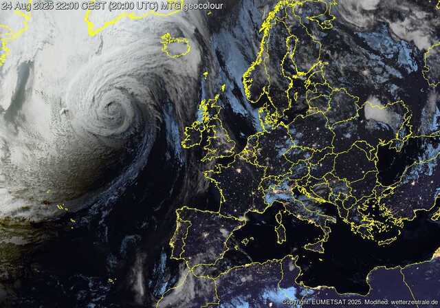 Fermatevi per un attimo ad ammirare questa immagine, la bellezza senza confini della natura. Questa è l'immagine satellitare di 40 minuti fa. Sul continente europeo cala la sera ed il buio mentre in alto a sinistra l'ormai ex uragano Erin avanza verso Islanda e Regno Unito. Sarà