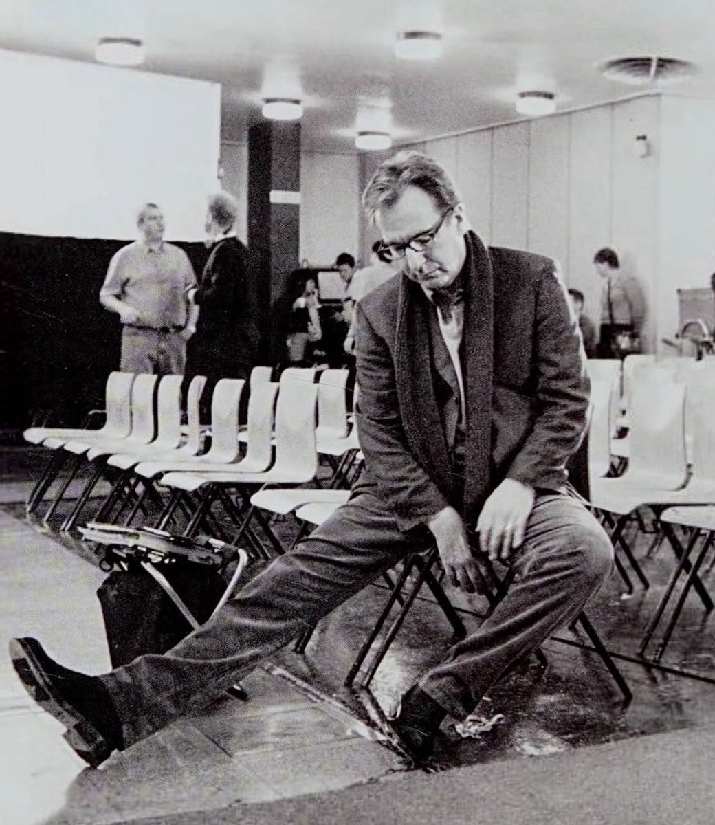 Day 24 of posting more Alan Rickman

Harry in ‘Love Actually’, behind the scenes, September 2002