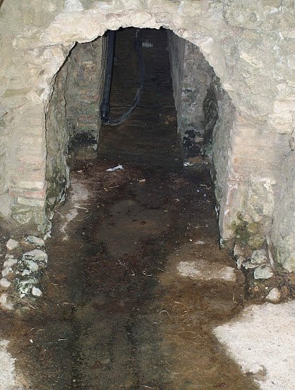 [1/9]
¿Sabías que bajo las calles de Sevilla existe una trama de pasadizos y túneles cargados de historias y leyendas?
Algunos dicen que conectan palacios, otros que fueron rutas secretas.
🧵 Te invito a descubrirlo…