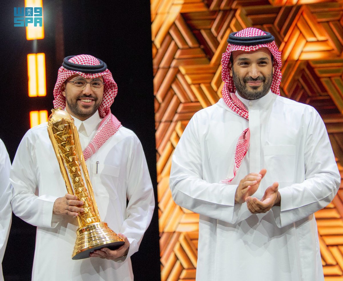 لحظة أكبر من بطولة، تتويج سمو ولي العهد الأمير محمد بن سلمان لفريق فالكونز 🏆💚

#FalconsAreHere - #EWC2025