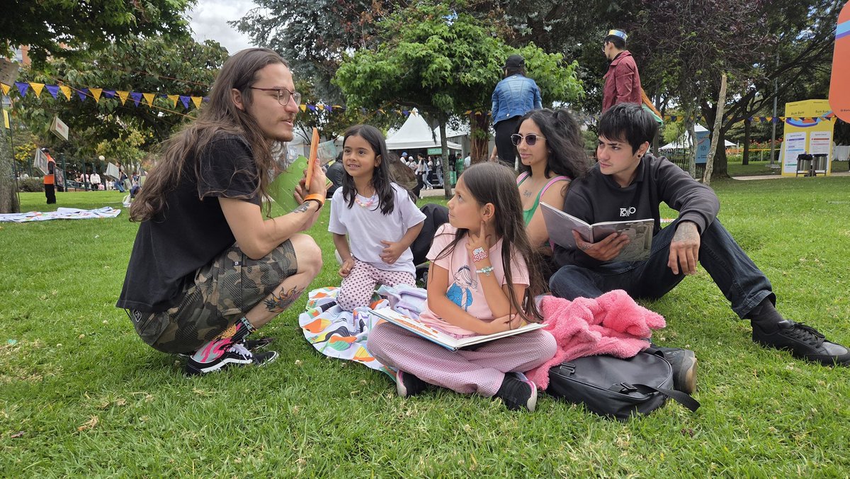BibloRedBogota's tweet photo. 🎨📚 La creatividad, el arte y la literatura fueron la clave para disfrutar una tarde especial en el Parque San José de Bavaria, donde compartimos con el Laboratorio Creativo de Serpiendipia, la actividad Leer en familia y, por supuesto, nuestro picnic literario 🍉✨. Todo esto hizo parte del Bum Bum Festival: La cultura que nos une.