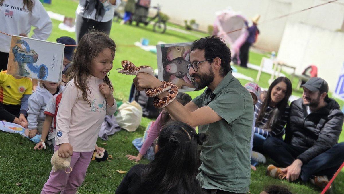 BibloRedBogota's tweet photo. 🎨📚 La creatividad, el arte y la literatura fueron la clave para disfrutar una tarde especial en el Parque San José de Bavaria, donde compartimos con el Laboratorio Creativo de Serpiendipia, la actividad Leer en familia y, por supuesto, nuestro picnic literario 🍉✨. Todo esto hizo parte del Bum Bum Festival: La cultura que nos une.