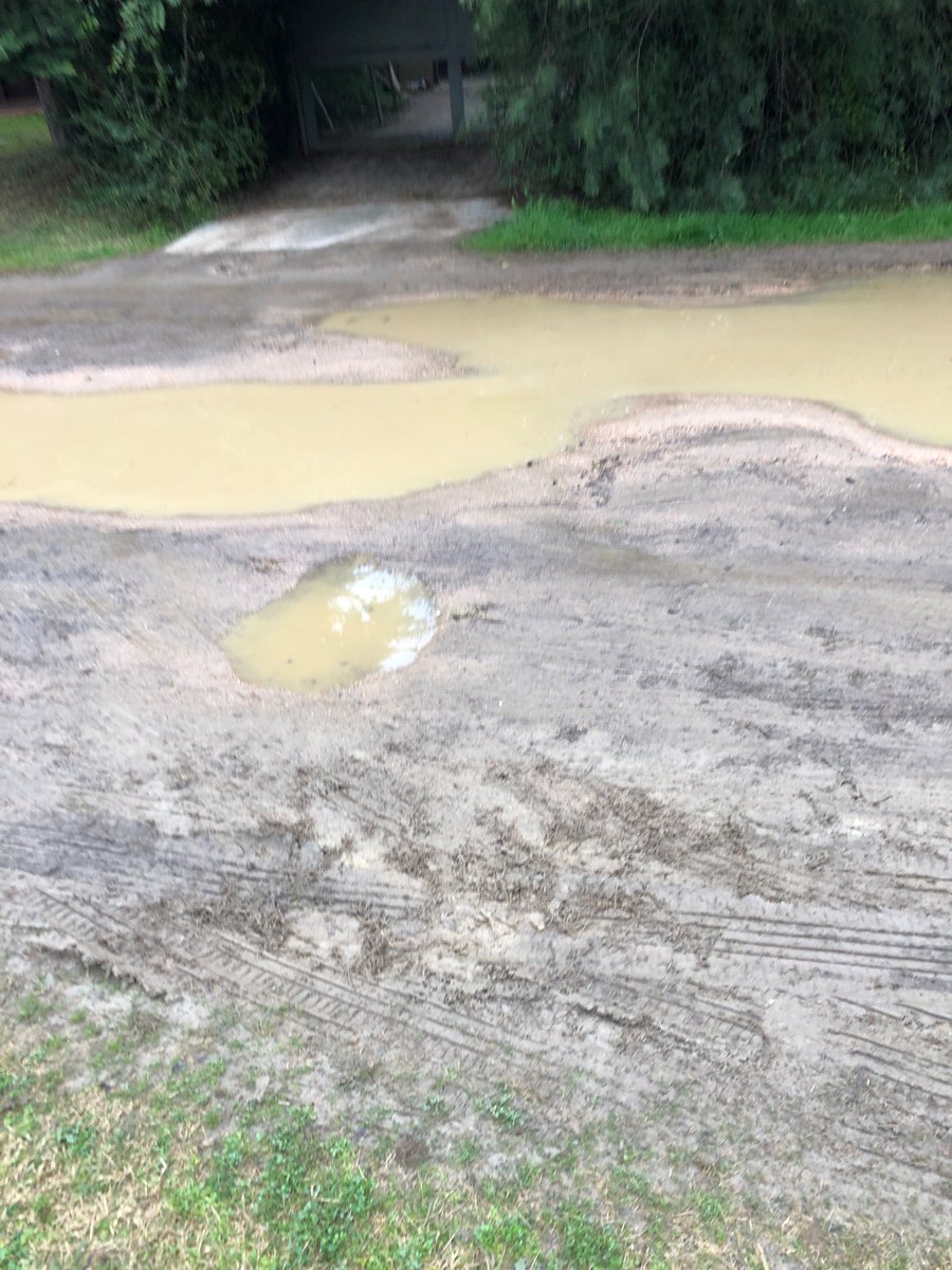 r_budu's tweet photo. @FLegnaniSilva hola Francisco podrías optimizar el tiempo en encargarte de las calles del el pinar barrio jardín que son un desastre, cómo se nota que termino la campaña! Te paso fotutos de cómo vivimos los vecinos que estamos hartos @pozosCanelones https://t.co/61ibL64RQt