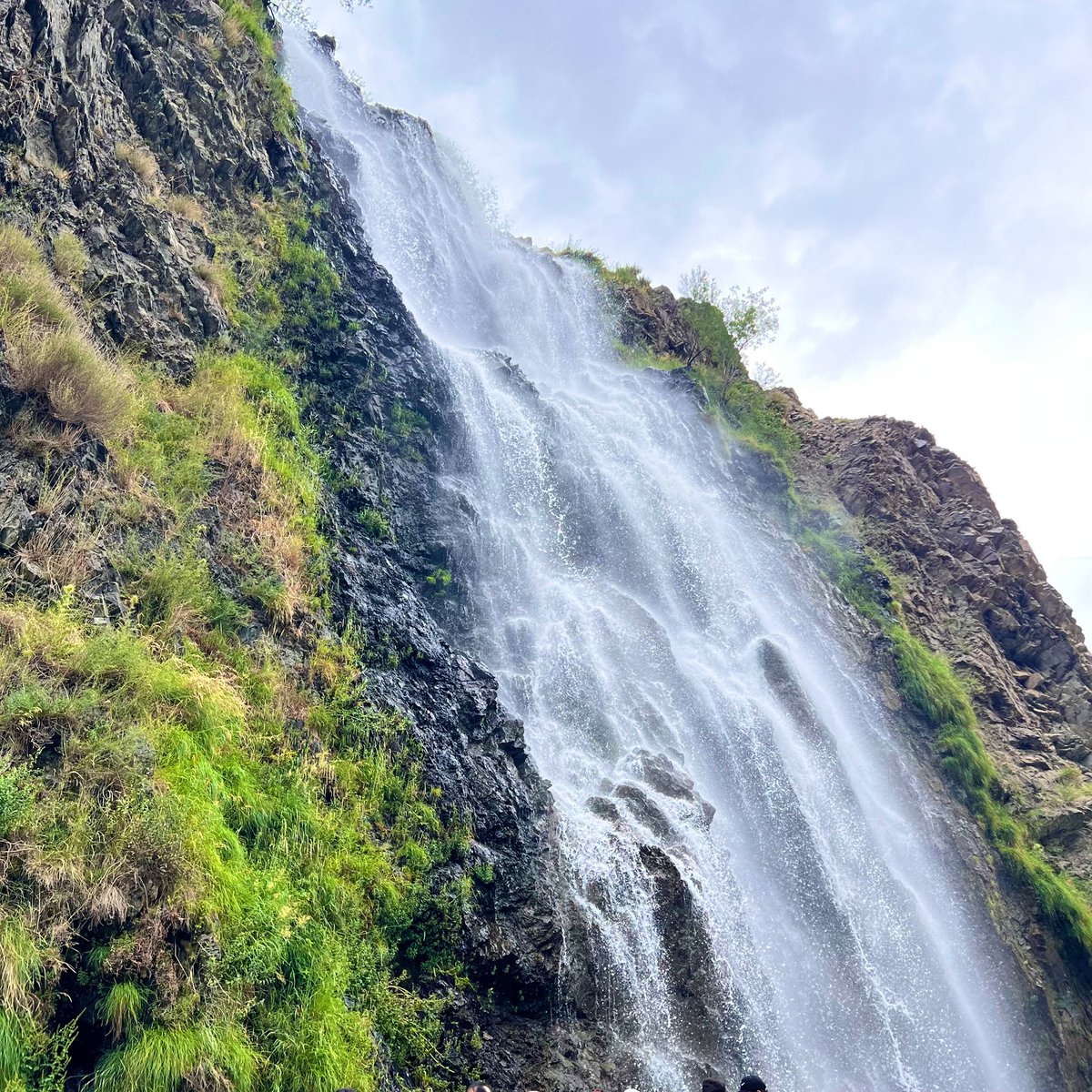 axsha____'s tweet image. let’s get lost in the mountains together