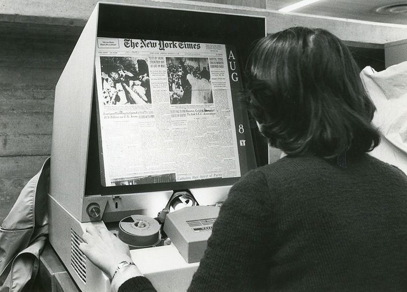 Guiamartinez's tweet photo. @porqueTTarg Parece una de esas típicas imagenes que saldría en una película de suspenso o terror de los 80s mientras el investigador o personaje principal busca información en las microfichas de la biblioteca o universidad. 😯😨 https://t.co/P15hr0cAfa