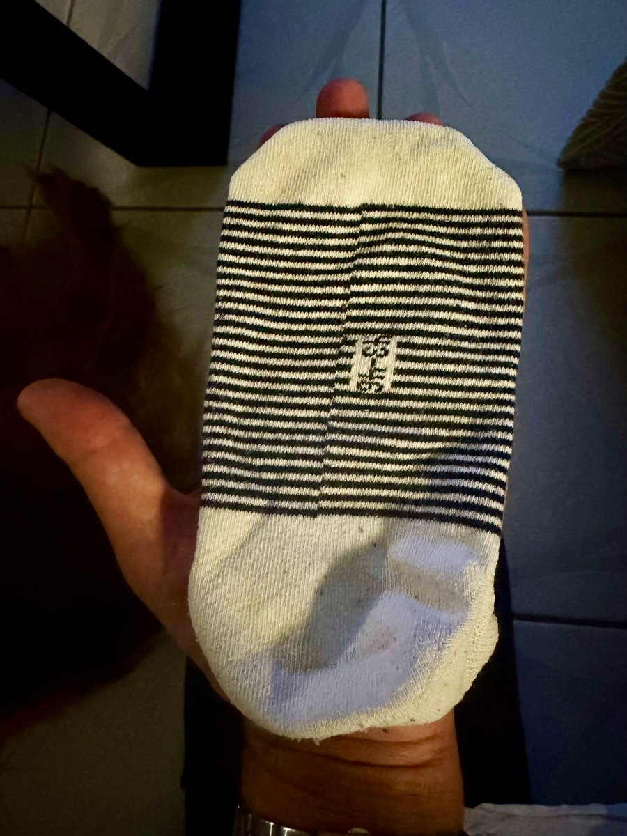 Η εγώ έχω χερούκλα ή οι κάλτσες έμπασαν...😂 😂