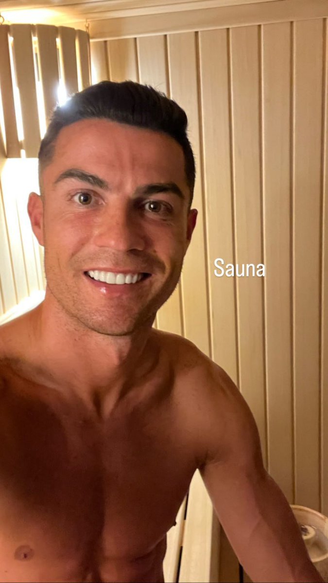 позанималась простуженная на ночь глядя и пропотела аки Горлукович после коньячного забега, а открыть окно как-то стрёмно, чтобы не захворать ещё сильнее