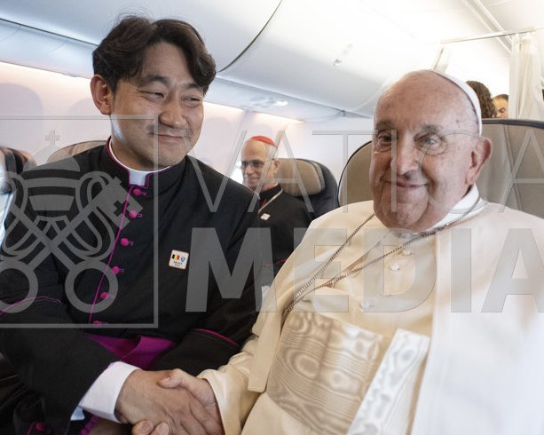 pov: you just wanted to mind your own business, but now you’re rawdogging this flight being in the background of every pic