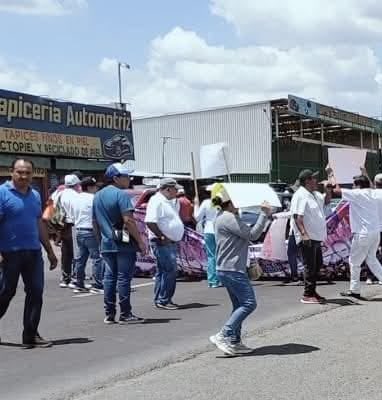 MonitoresMultim's tweet image. 🚧 Bloqueo, en ambos sentidos, por parte de comerciantes de #Atenco sobre la  Lechería-#Texcoco a la altura del crucero. 
Tomen rutas alternas. 🛣️