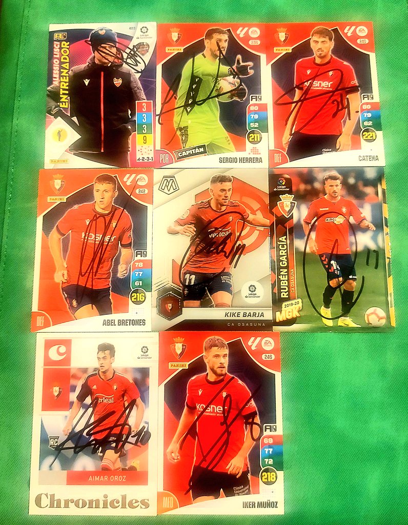 🖊️ Firmas de esta tarde en El Sadar 🏟️
#cromosrojillos ⤵️