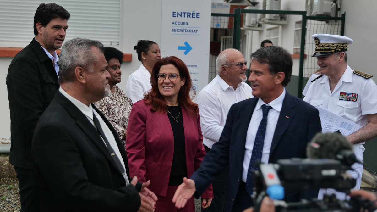 Lors de la visite du CMS de Bourail, une convention a été signée entre le gouvernement, représenté par Claude Gambey, le ministre Manuel Valls et l’Ordre de Malte. Elle prévoit l’envoi de 5 professionnels de santé depuis l’Hexagone pour lutter contre la désertification médicale.