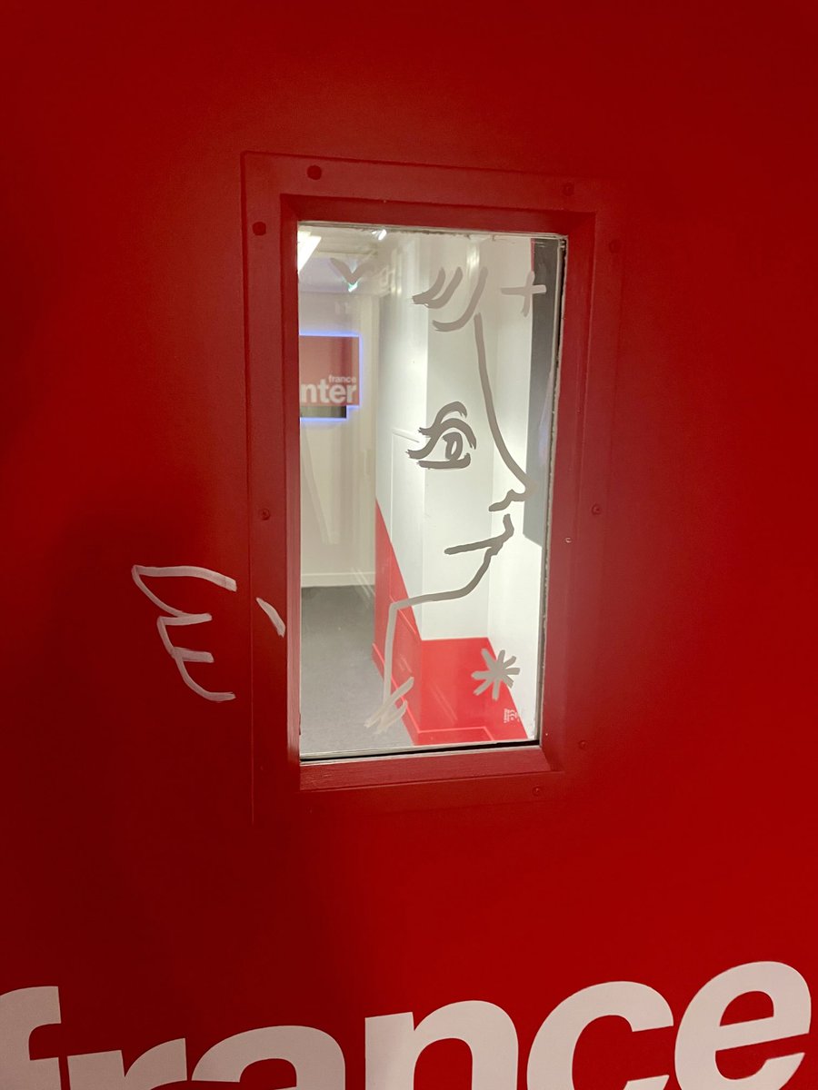 nsabba's tweet image. Rentrée radio. La dixième déjà derrière cette porte rouge. Très fier de contribuer chaque jour à cette antenne rigoureuse, drôle et si précieuse. #servicepublic #inter