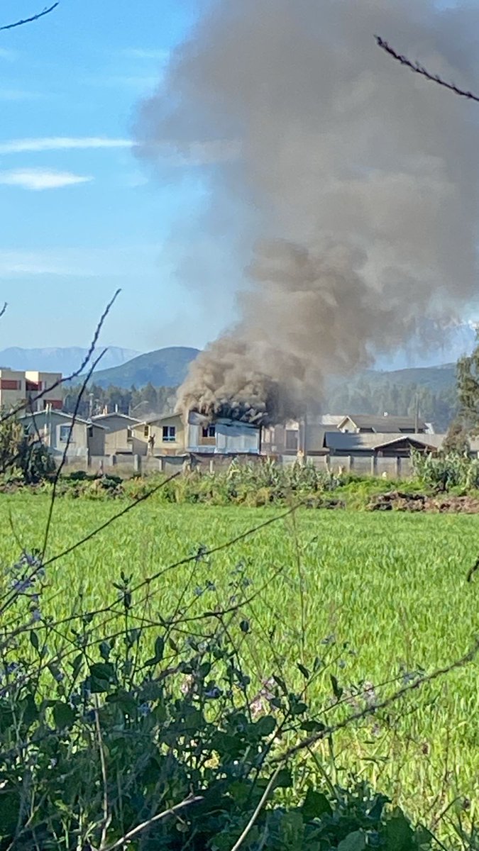🔴 #AHORA #Melipilla Bomberos Trabaja en primera Alarma  de Incendio estructural 
libertad con Av tres poniente  link ubicación aprox 👇 👇 👇 👇 
maps.app.goo.gl/9nK487f7JuVKtF… 
<a href="/ChileInfo5/">🚒CHILEINFO5🚑🚨🚨</a> @chilepulse <a href="/SanAntonio_SOS/">EMERGENCIAS LITORAL</a>