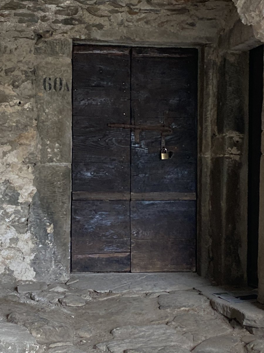 Oggi siamo andati a dipingere in un borgo dell’Appennino. Il ragazzo ha scelto tra le tante bellezze, questa porta.

La porta stretta. 
🌹🙏🙏🙏🌹