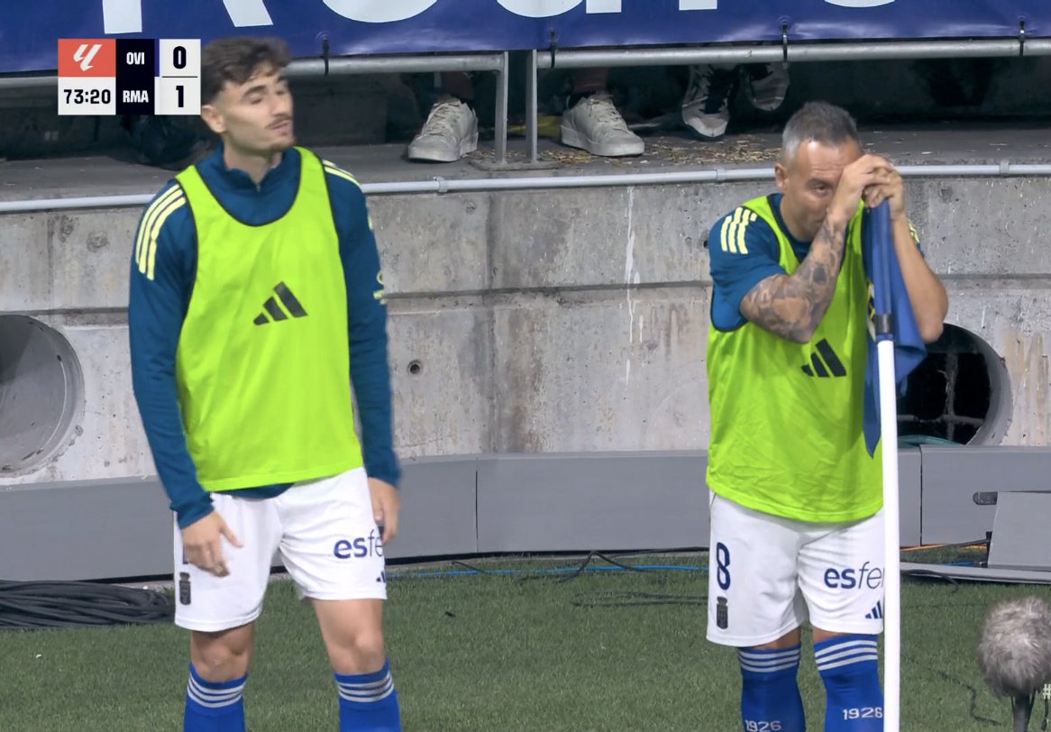 📸 - SANTI CAZORLA HAS BEEN WARMING UP FOR 30 MINUTES NOW, HE'S TIRED, HE'S BLOODY 40!