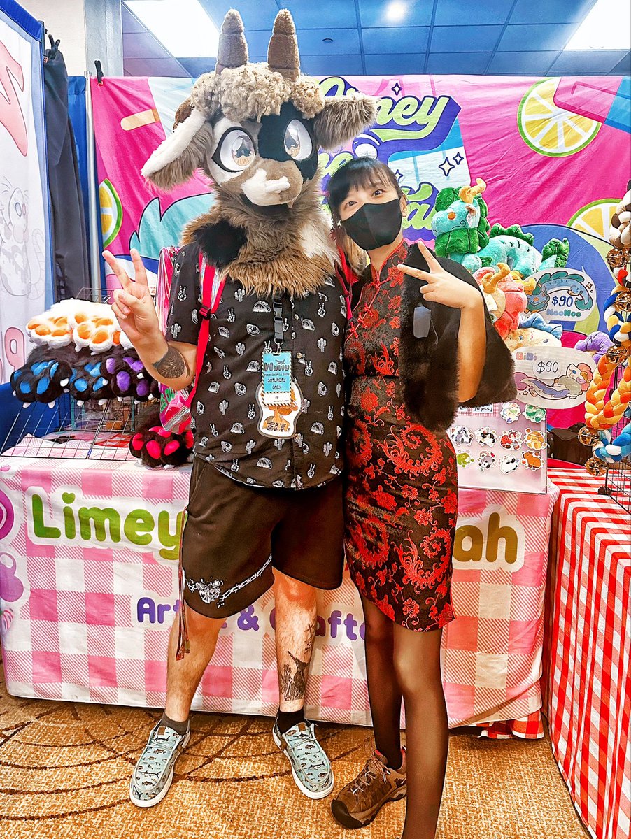 limeythecheetah's tweet image. At @Furrydelphia met one of my very first suits! It’s an amazing con weekend as well as a family trip. 🥰❤️‍🔥Thank everyone who stoped by our table! 

We will see ya in Denfur &amp;amp; Megaplex with our full stock of POP FAN next weekend!!
#popsicle #energydrink #babybottle