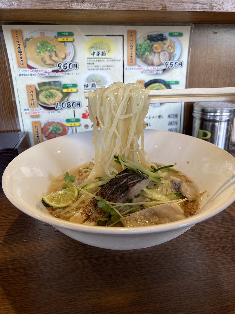 中華そば 1011🍜天六

あぶり〆鯖 冷やし塩そば🍜
夏季限定 暑い昼は冷やしを注文🍜
着丼からスープを一口飲むと
清涼感のある出汁の効いた
スッキリ冷やしスープが美味い😋
麺は柔らか目の喉越しよいストレ
ート麺でgood👍〆鯖は少し酸味
あり夏にはいいね！一瞬で完食🍜
ご馳走様でした😋