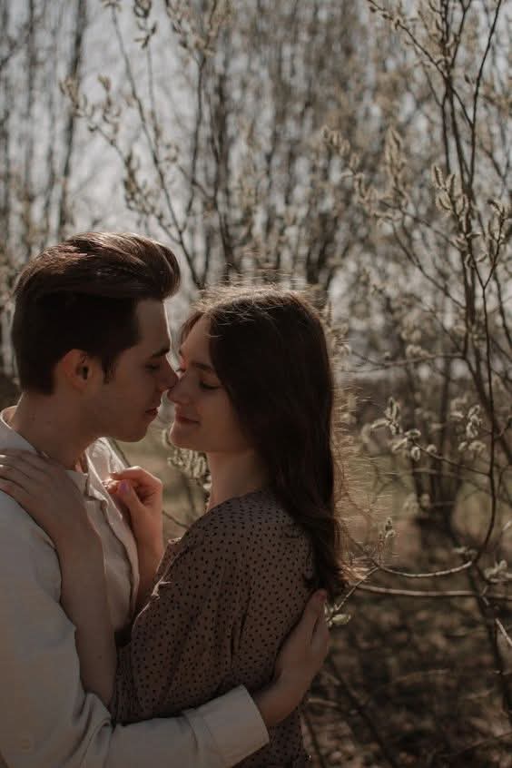 و حين أخبرتها 
       إني بحاجه الى وطن
                 اخذتني بين زراعيها  .❤️