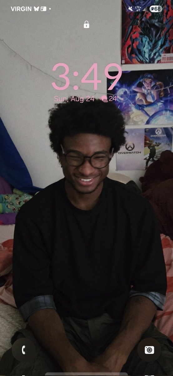 keep lookign at my lockscreen n giggling like how can one person be so cute