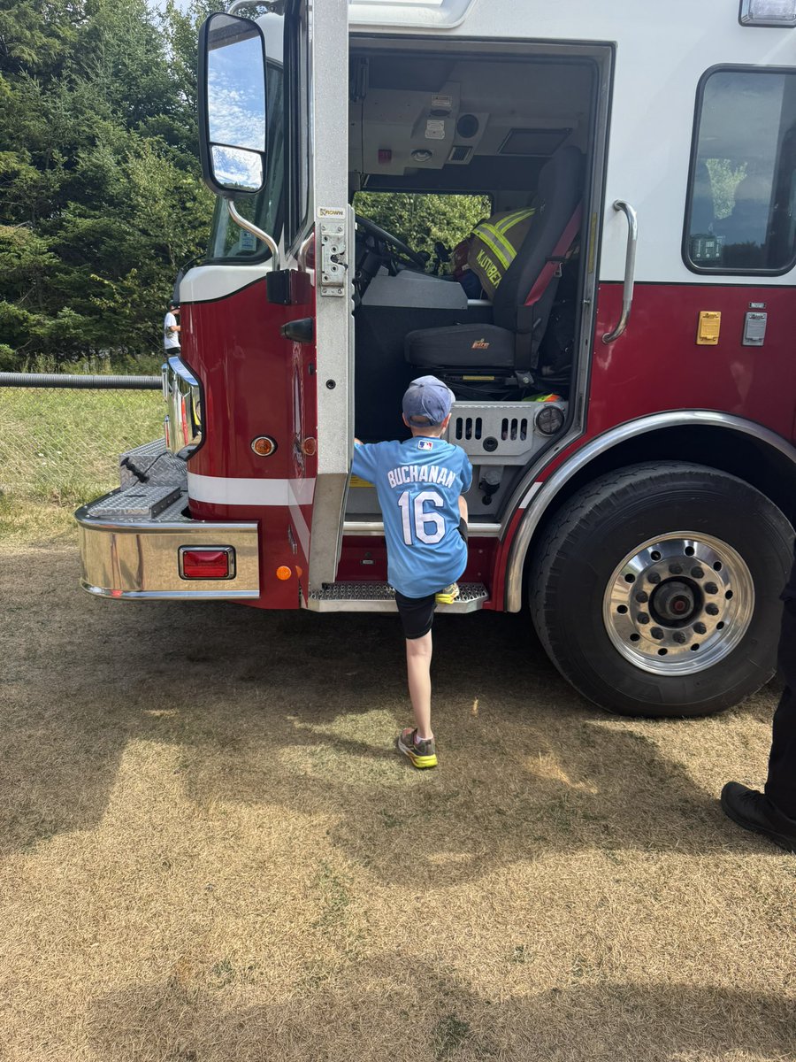 CASmith83's tweet image. What a summer of ball!  ⚾️ Holly and her crew take care of everything including having Halifax Regional Police Halifax Professional Fire Fightersand Royal Canadian Mounted Police in Nova Scotia at the field to add to the fun on our last day!  

@JaysCare @BlueJays
