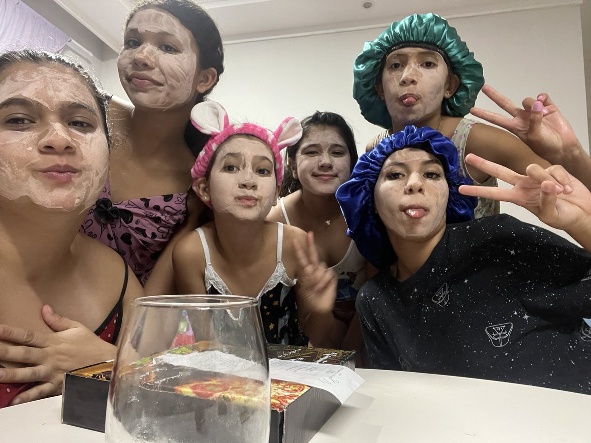 NanyFaria's tweet photo. Nany pq as crianças do prédio não são do seu apto ? 
Acho que é porque sou a tia legal que vira criança junto 😂😂😂😂🤦🏻‍♀️
Eu amo essas crianças ! 
FDS em casa é assim , só pirralhos kkk 😍❤️ https://t.co/WJF6EA4zNi