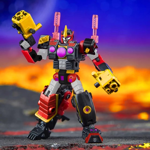 rough digibash plan for a custom Nitro Flamewar that i will be making! ^^

I'm currently waiting for the resin copy I made of Arcee's head (with Roadpig's balljoint included) to dry, and then it'll be flame time 🔥🔥

As a reminder, she's canonically the Ghostrider of Nitro