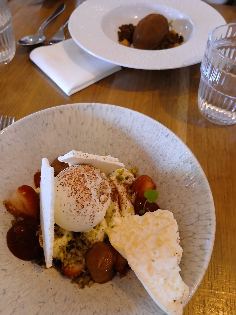 my holidays are coming to an end and i'm reminiscing about this perfect date that ended with such delicious food while i was in Paris