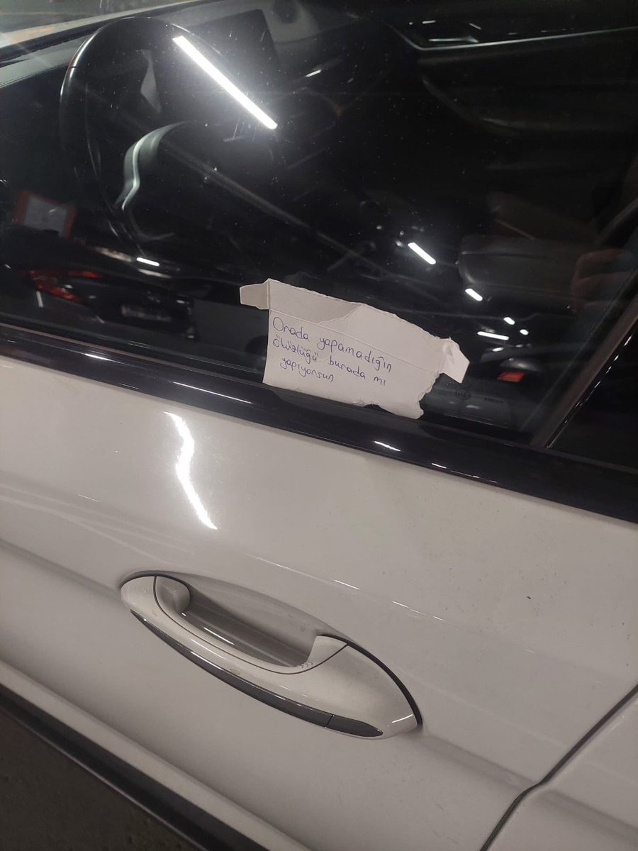 2 park alanını işgal eden gurbetçinin arabasına bırakılan not.