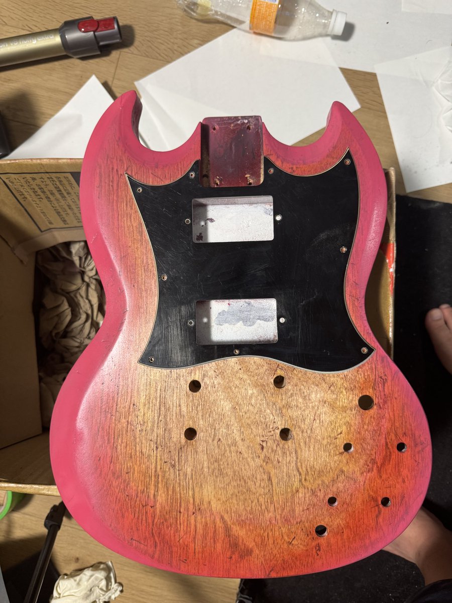 ピンクのSG作ろうと思って構想通りやったらこんな素晴らしいのできちゃった
#guiter #SG #ギター塗装
